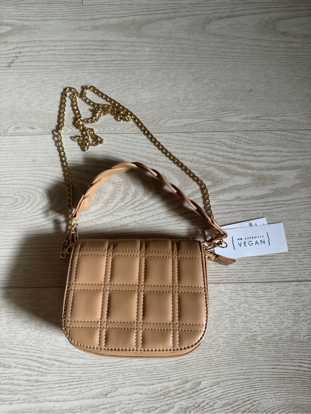 🔥🔥 Vegan Tan Quilted Crossbody Bag with Gold Chain! 🔥🔥
